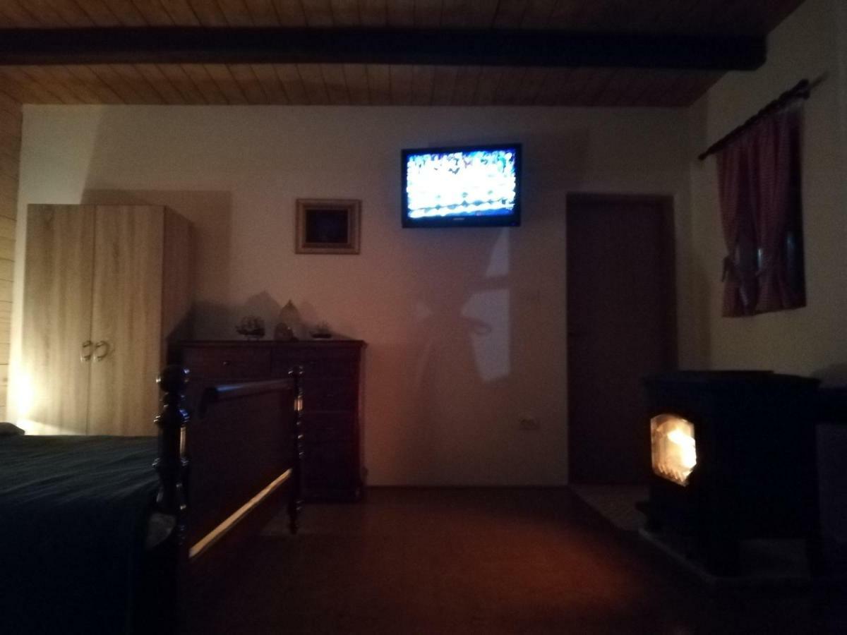 Pod Orehom Drvena Kuca I Sauna Hotel Krapina Bagian luar foto