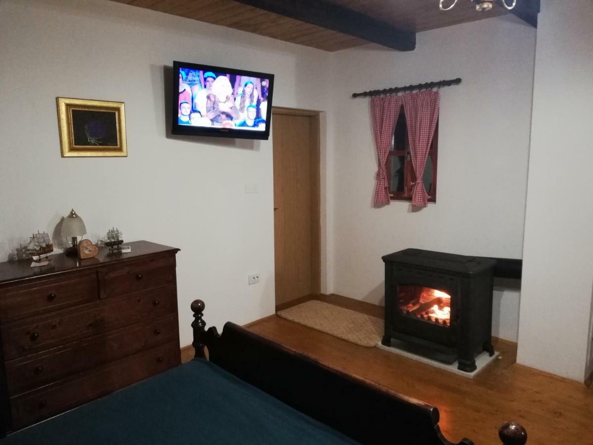 Pod Orehom Drvena Kuca I Sauna Hotel Krapina Bagian luar foto